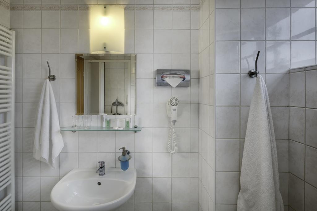 Hotel Otar Прага Екстериор снимка