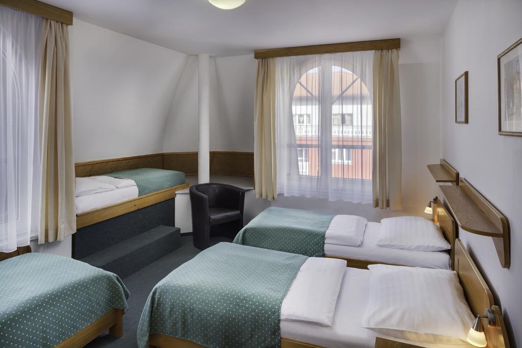 Hotel Otar Прага Екстериор снимка