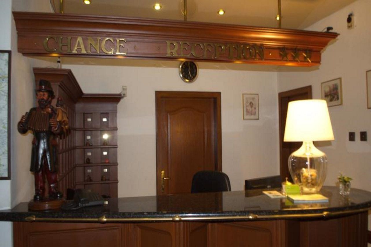 Hotel Otar Прага Екстериор снимка
