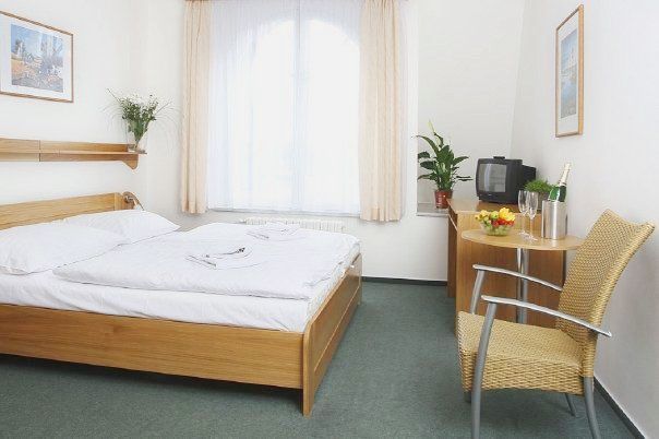 Hotel Otar Прага Екстериор снимка