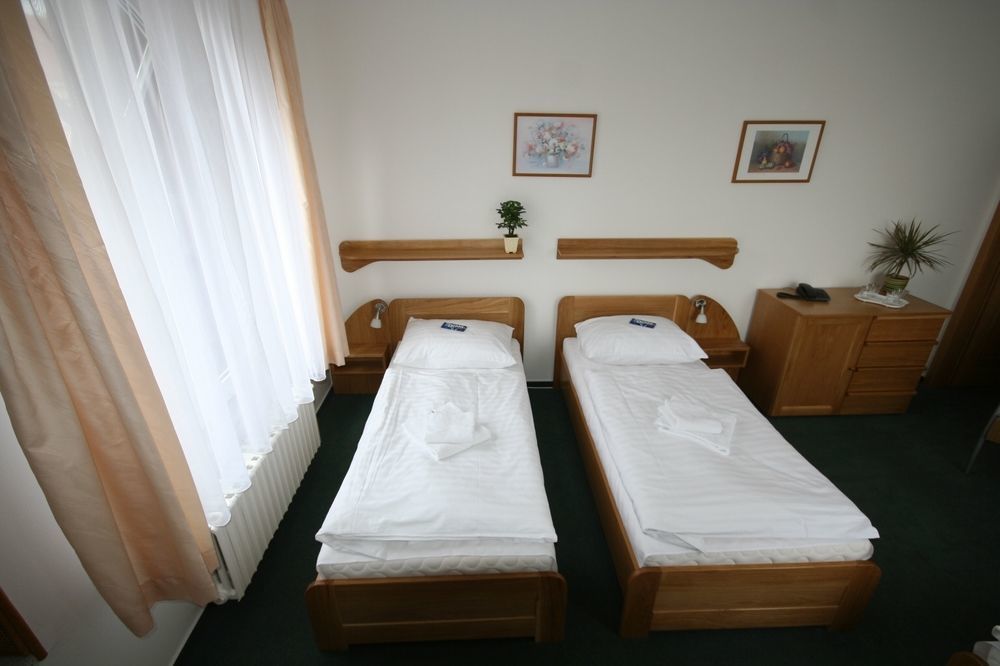 Hotel Otar Прага Екстериор снимка