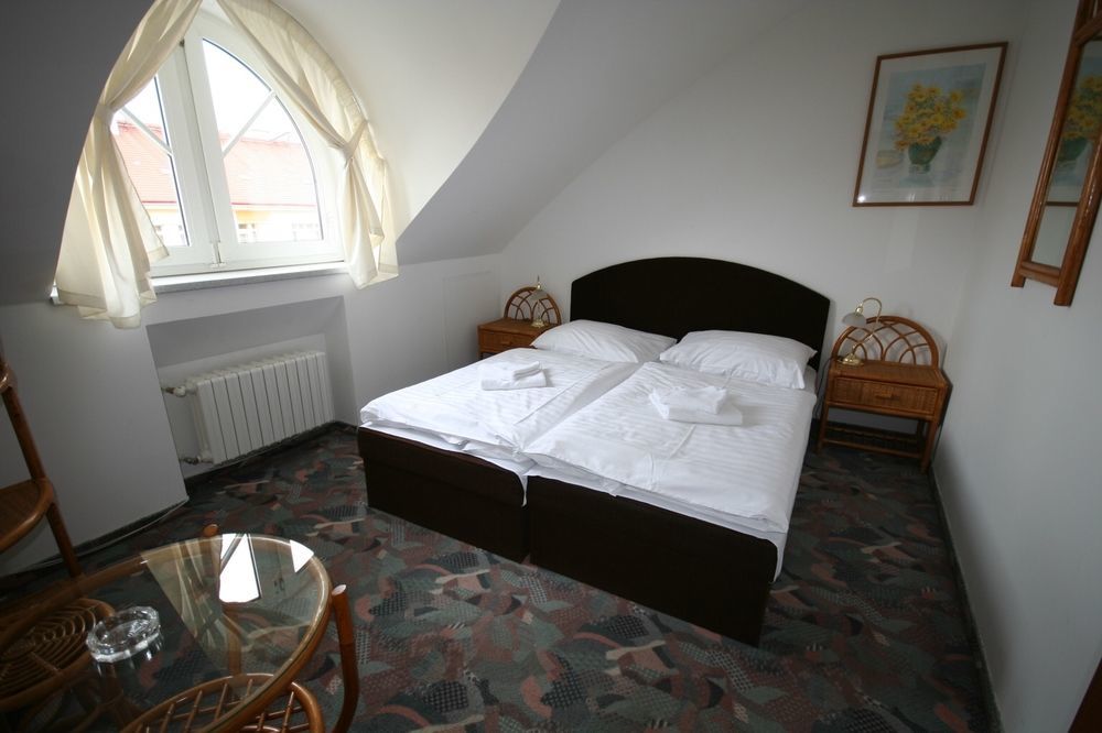 Hotel Otar Прага Екстериор снимка