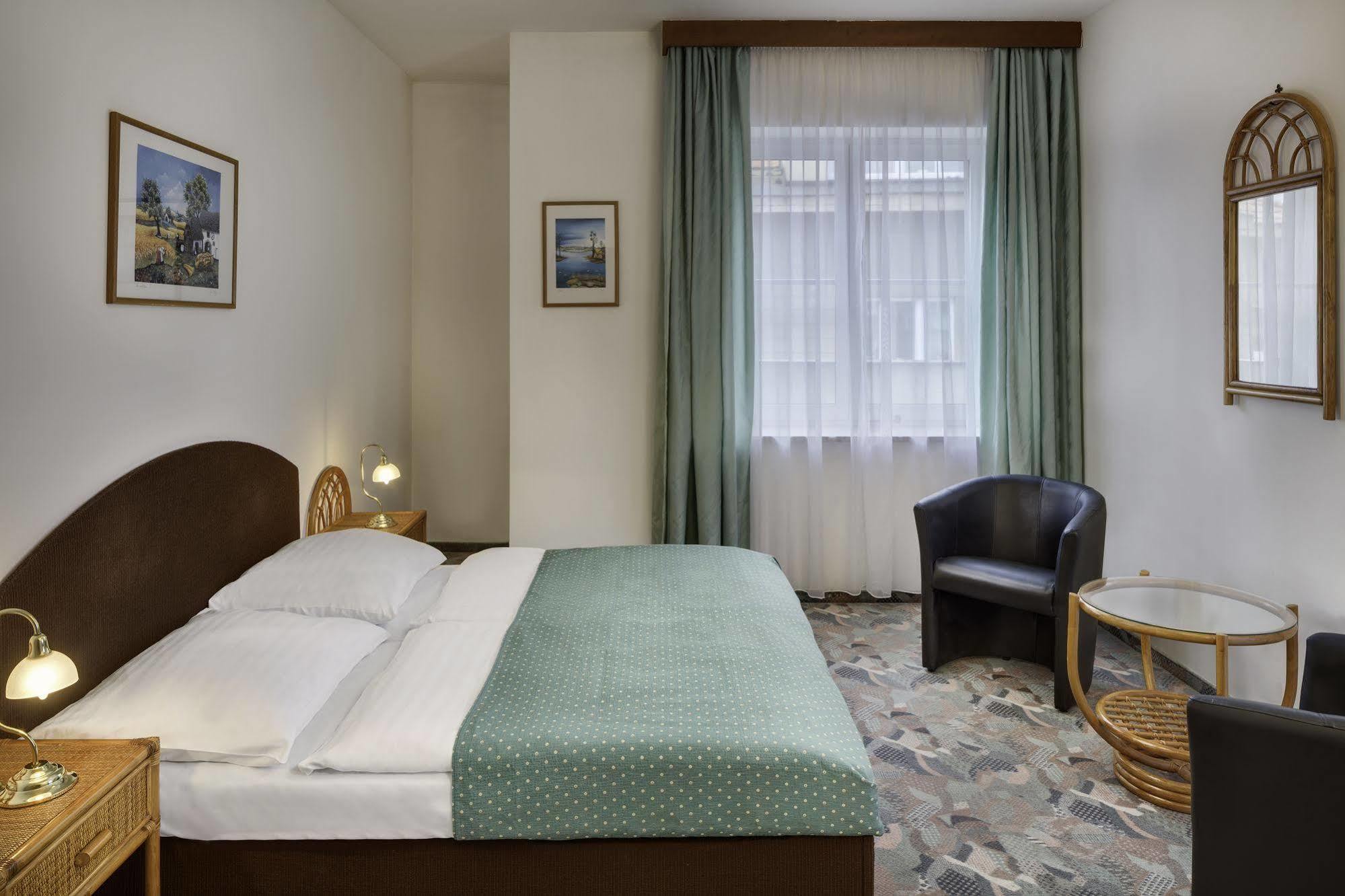 Hotel Otar Прага Екстериор снимка