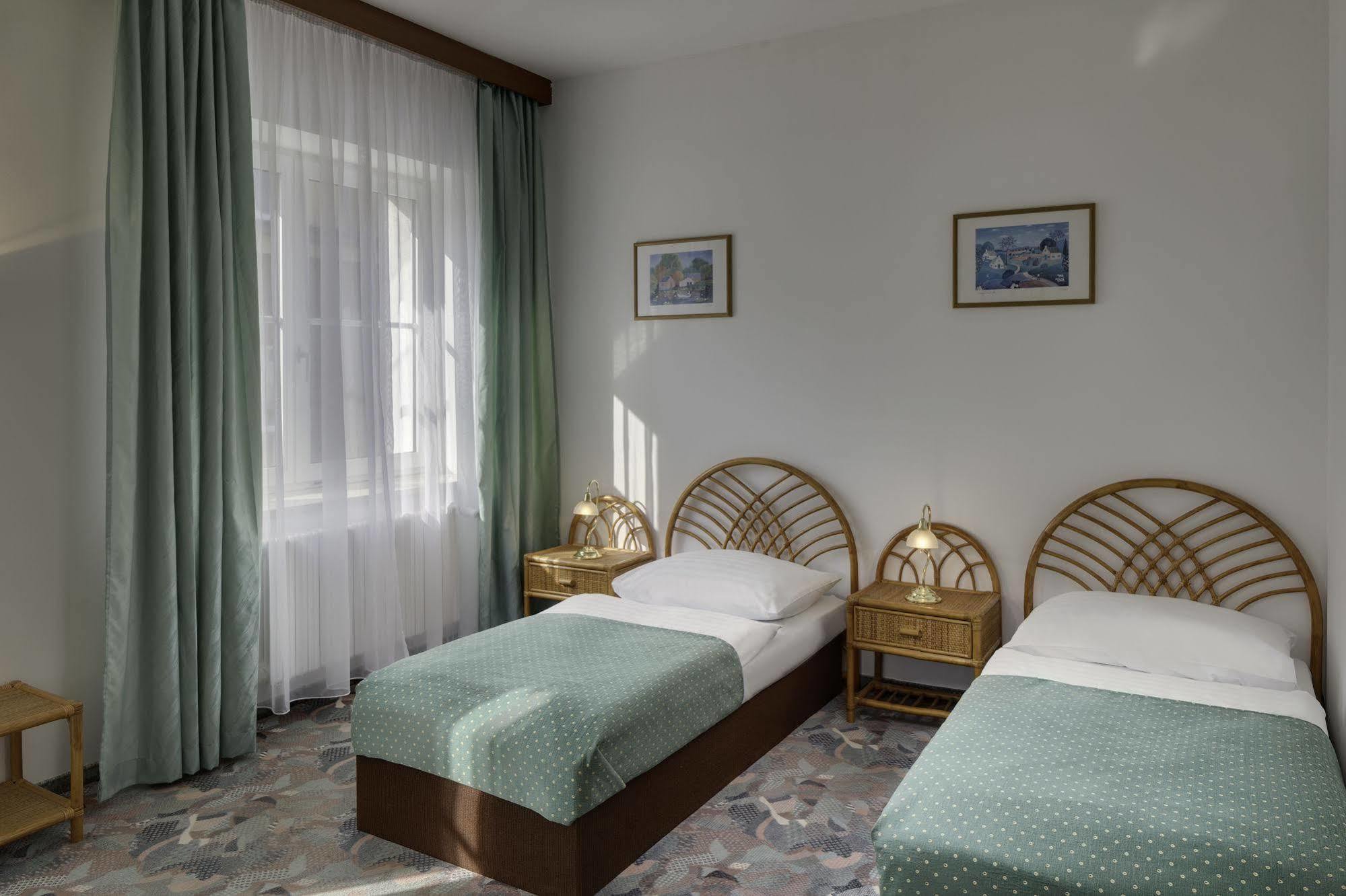 Hotel Otar Прага Екстериор снимка