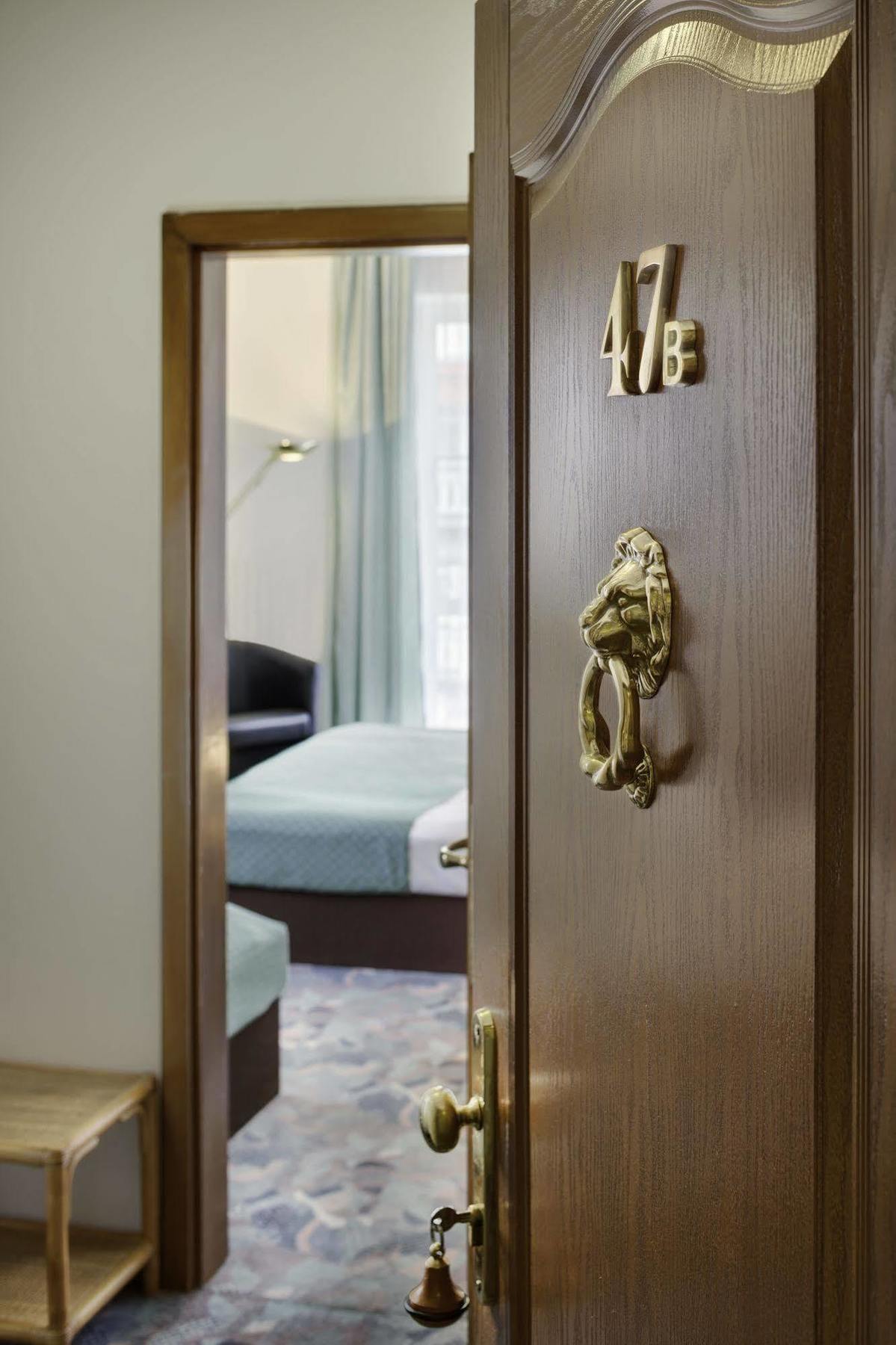 Hotel Otar Прага Екстериор снимка