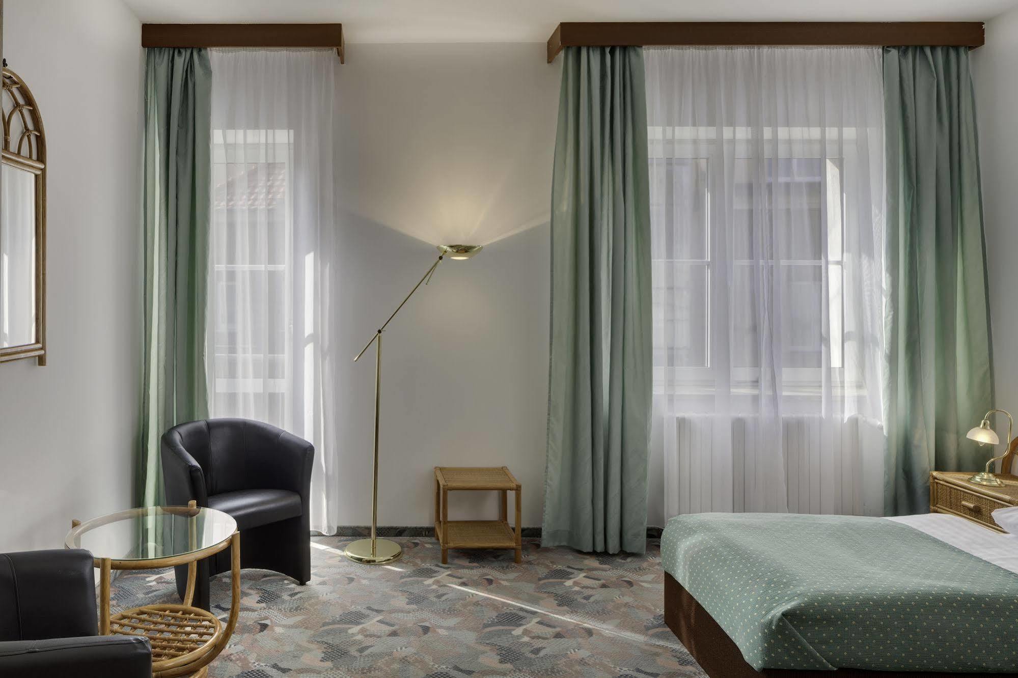 Hotel Otar Прага Екстериор снимка