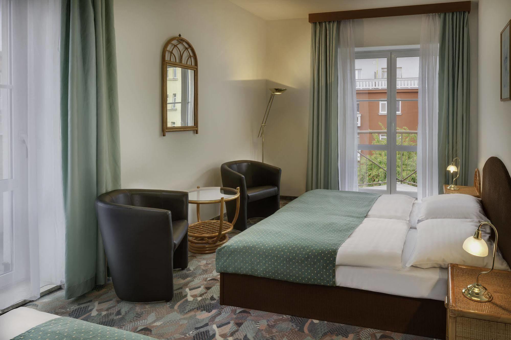 Hotel Otar Прага Екстериор снимка