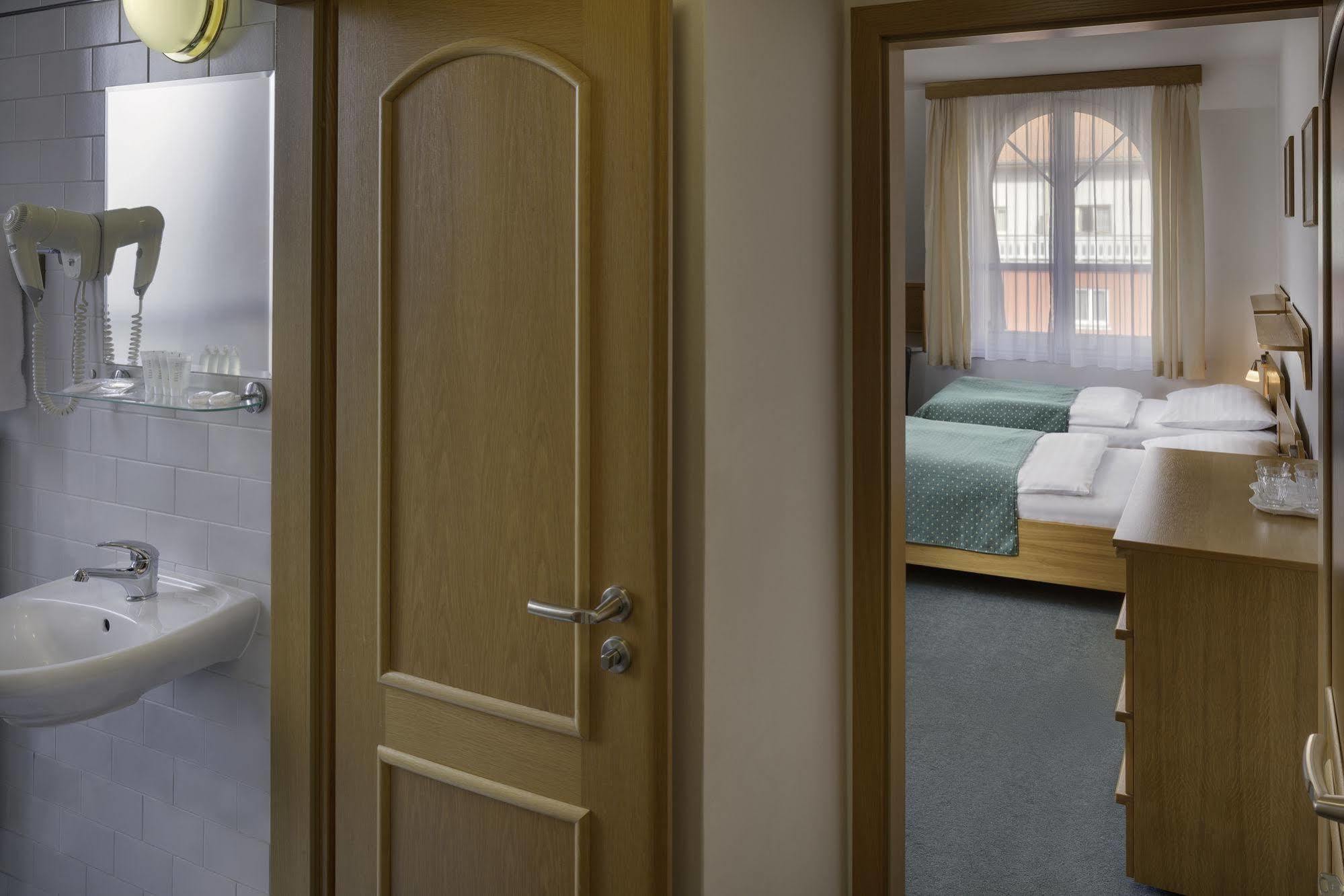 Hotel Otar Прага Екстериор снимка