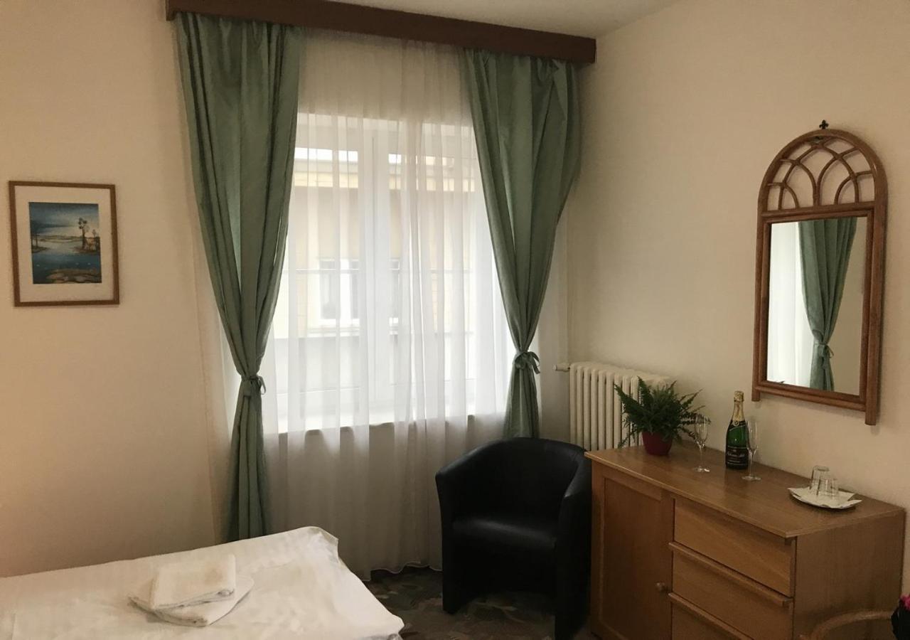 Hotel Otar Прага Екстериор снимка
