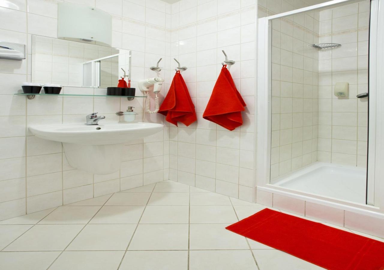 Hotel Otar Прага Екстериор снимка