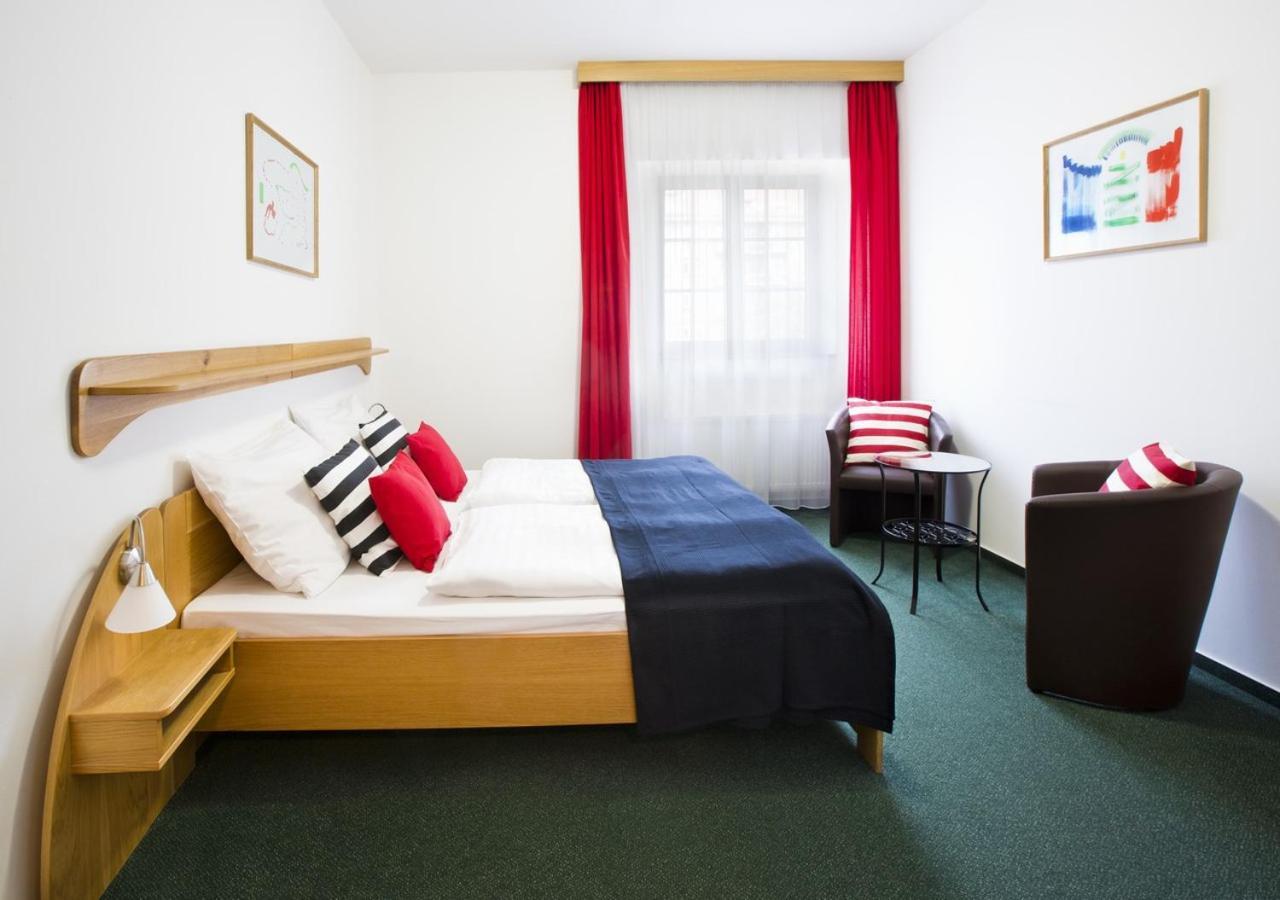 Hotel Otar Прага Екстериор снимка
