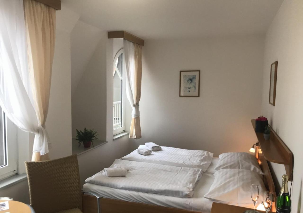 Hotel Otar Прага Екстериор снимка