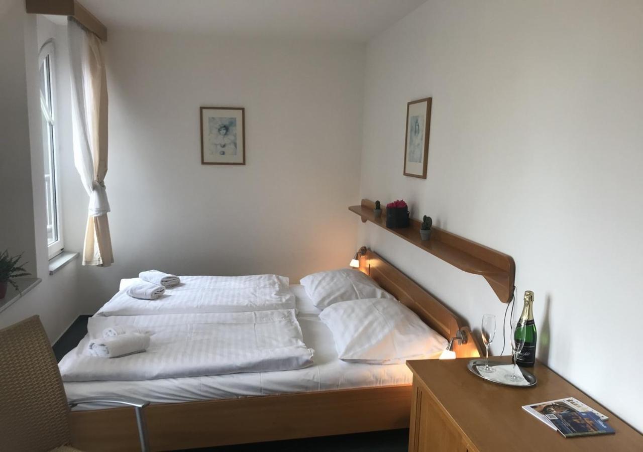 Hotel Otar Прага Екстериор снимка