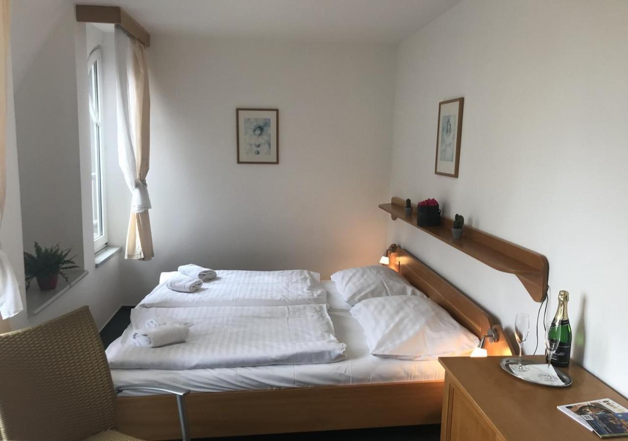 Hotel Otar Прага Екстериор снимка